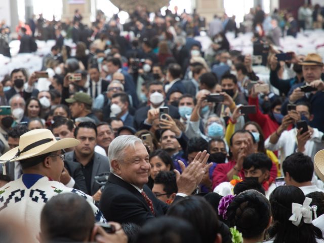 López Obrador da por